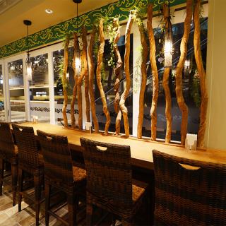 カウンター席はカップルやご夫婦、親しい友人との距離を縮めます。じっくり語り合いたい時にも。
