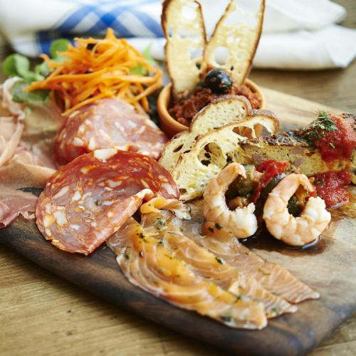 Seasonal hors d'oeuvres and meat dishes are also available.