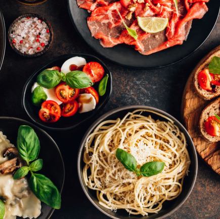 時令菜餚,包括新鮮意麵和時令水果