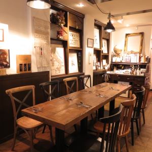 Spread immediately from the entrance, table seat in the middle of the store, just like an atelier, an antique shop.5 people × 2 tables available.It is possible to party up to 10 people.