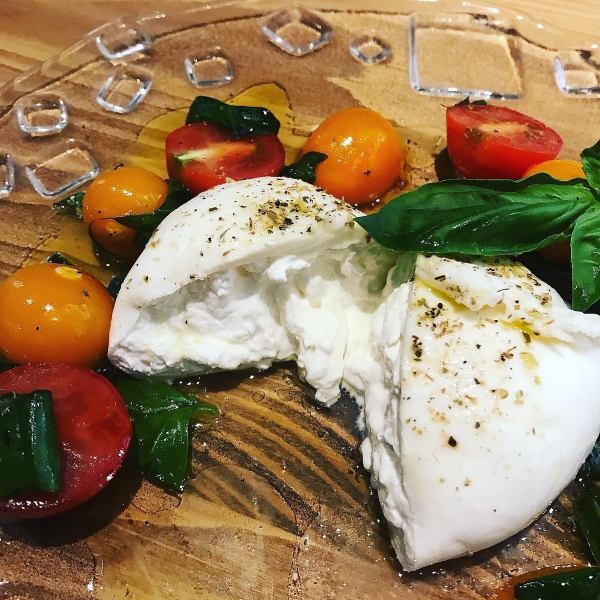 Exclusive to our store! Caprese made with Niigata burrata cheese