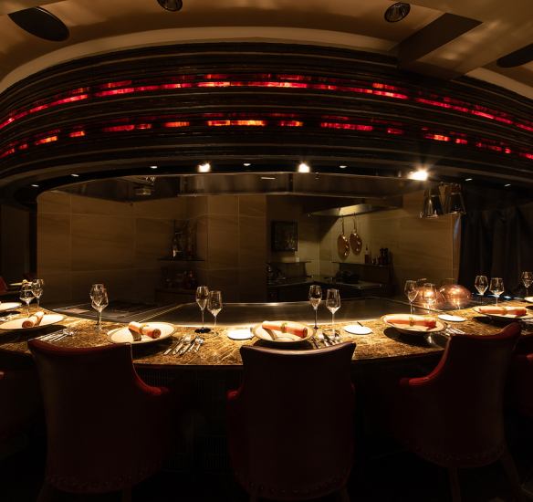 Enjoy French cuisine with carefully selected sauces and prepared on a hot plate in a dramatic and exciting space.