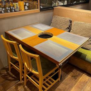 Table seats where you can casually enjoy a banquet with various scenes and members, such as co-workers, friends, and family★