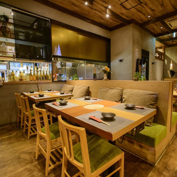 [Table seats for 2 to 4 people] We have table seats for 2 and 4 people! The spacious and comfortable seats make them popular for birthdays, anniversaries, and for elderly guests and guests with children.It's also perfect for a meal after shopping.
