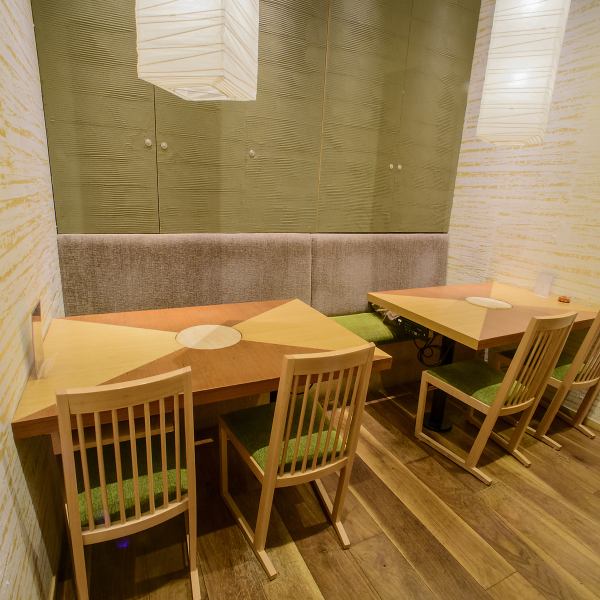 [Private rooms available for various banquets] Up to 8 people can be accommodated.You can enjoy banquets in a spacious space, whether it's a corporate banquet or a get-together with family and friends.The wooden space is illuminated by orange lights and has wide seating spaces, creating a relaxing atmosphere.