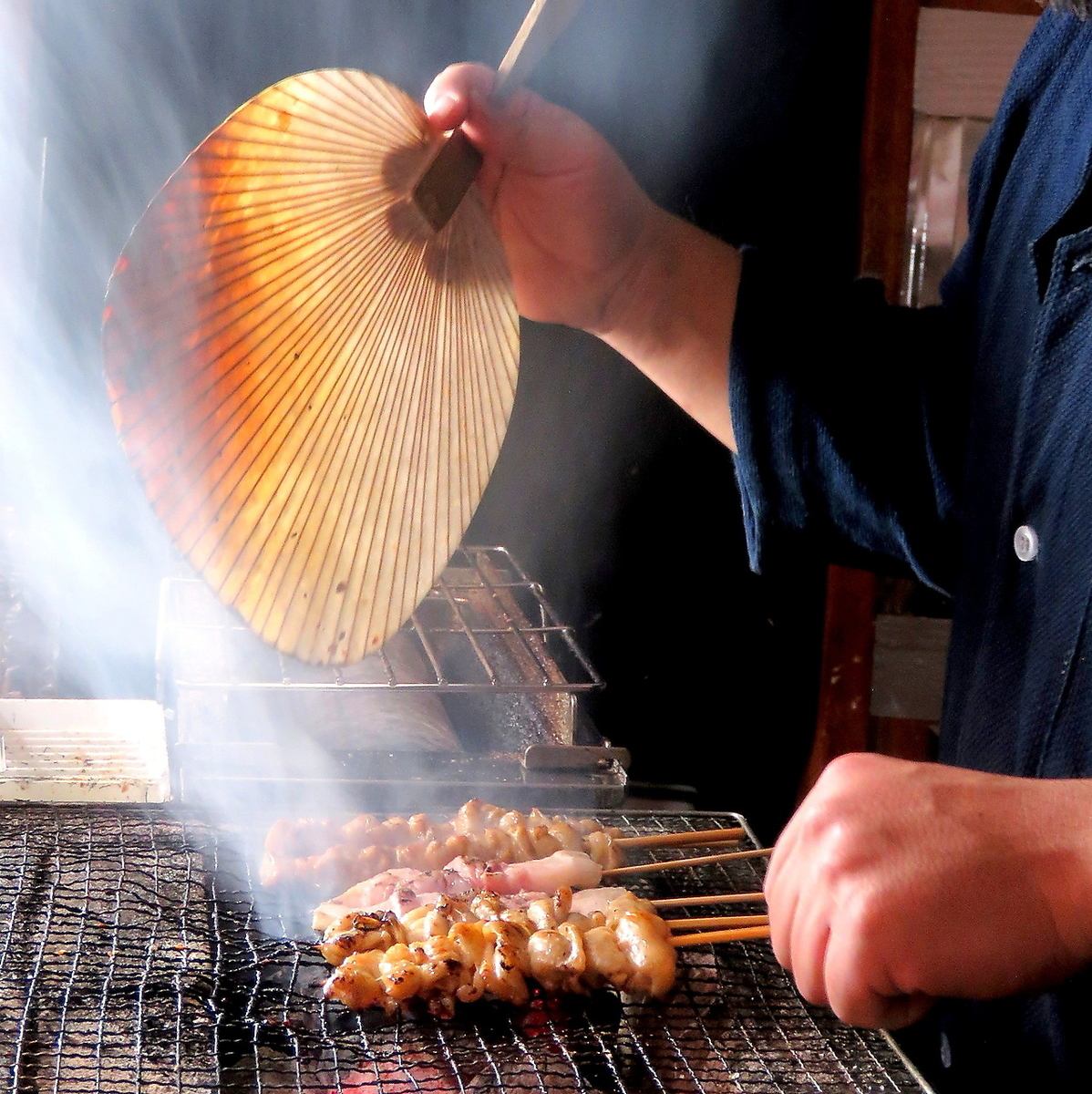 숯불로 차분히 굽는 야키토리를 꼭 맛볼 수 있다.