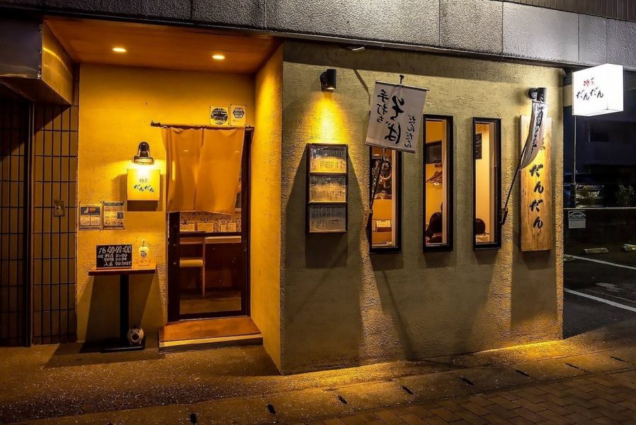 따뜻한 등불이 표적의 "주채 단단"은 단골이 붐비는 인기 가게.느긋한 차분한 점내는 나무의 따뜻함을 느낄 수있는 분위기입니다.시간이 천천히 흐르는 듯한 점내에서 고집의 식사를 즐겨 주세요◎