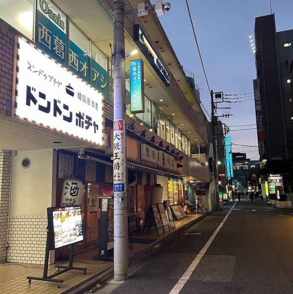西葛西駅から徒歩１分という好立地に位置し、気軽に立ち寄れる韓国居酒屋◎温かみのある照明とモダンなインテリアが心地よく、お酒と食事が進むこと間違いなし♪