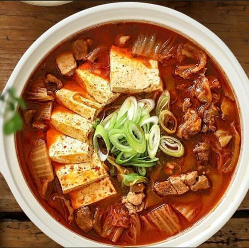 肉の旨味が溶け出す!長時間煮込んだトロトロ豚肉の一皿