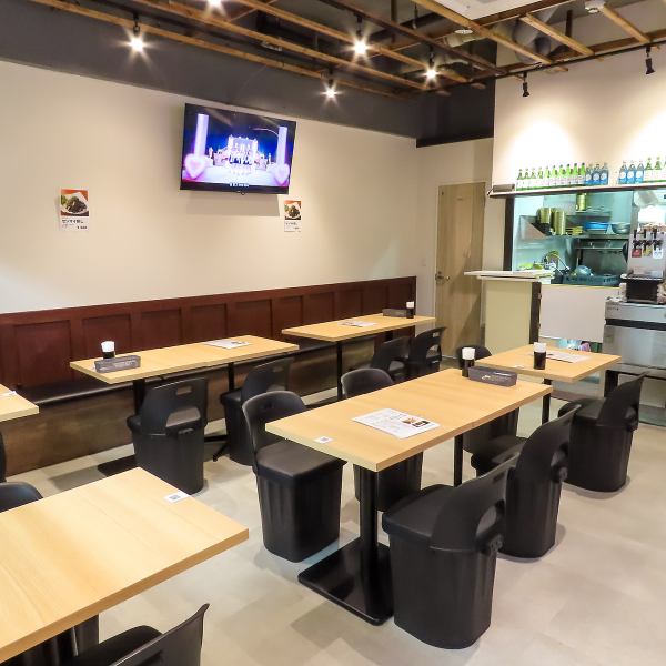 少人数の食事から大勢での宴会まで対応できるレイアウト。仲間との飲み会、女子会、仕事帰りのひと息にもぴったり☆