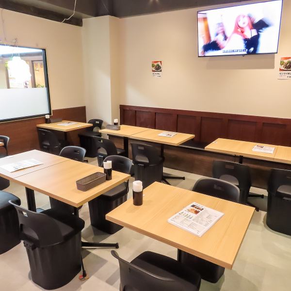 外観はシンプルかつスタイリッシュで、通り沿いからも目を引く。内装は木を基調とし、落ち着いた韓国の雰囲気が漂います◎