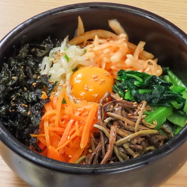 アツアツの石鍋で香ばしいおこげ作り！【石焼ビビンバ】は韓国グルメの鉄板メニュー★