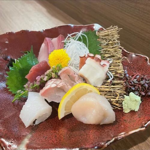 【旬の魚を最高の鮮度で!本マグロも自信の一皿。】お造り盛り合わせ