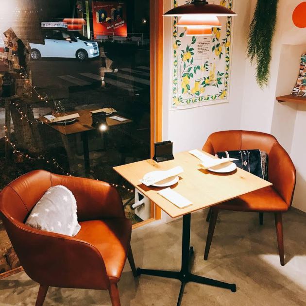 雰囲気あるおしゃれな窓際のカップルシートはデートにもぴったり♪お二人でのお食事もゆったりとお楽しみくださいませ。