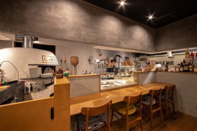 カウンター席がございますので、お一人様でも気兼ねなくお越しいただけます。タブレットオーダーシステム導入しております♪