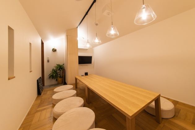 ご家族や親戚の皆様が揃う日には、個室で団らんのひと時を。テレビモニターやおもちゃを完備しているので、小さなお子様も安心してお連れくださいませ。