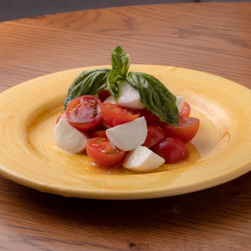 Caprese 非常美味的番茄和水牛马苏里拉奶酪