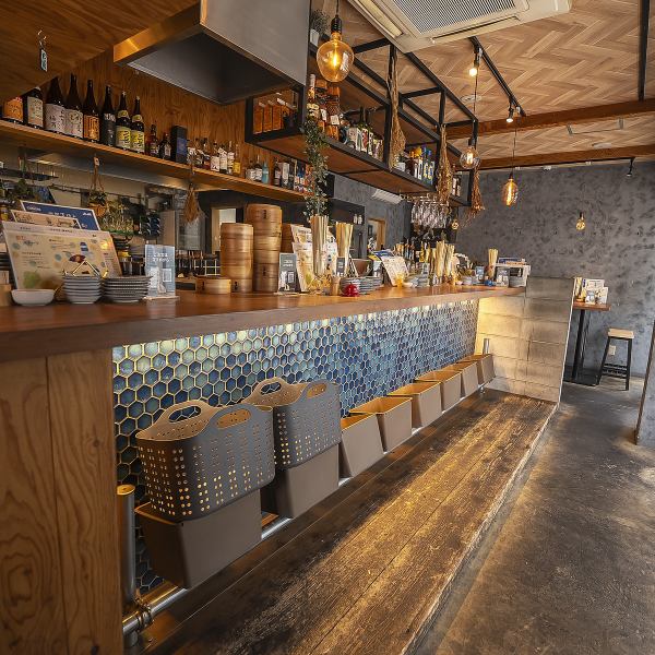 店内には立ち飲みスタイルのカウンター席を8席ご用意！お仕事帰りのサク飲みや、飲み歩きの一軒目にも最適な気軽さが魅力です。おひとり様でもふらっと立ち寄れるアットホームな雰囲気で、常連さんはもちろん初めての方にも好評！サクッと飲みたい夜に、ぜひお立ち寄りください♪
