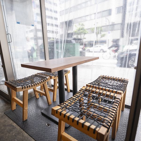 テラス席では、4名掛けのテーブルを2卓ご用意。開放感たっぷりの外空間で、季節を感じながらゆったりと食事やお酒を楽しめます。♪デートや気の合う仲間とのんびり過ごしたい時におすすめです。屋外ならではの気持ちよさをぜひ体感してください！