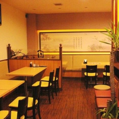 贅沢な造りの内観はまさに「大人の社交場」です。重厚感のある円卓は、お顔を合わせながらお食事を楽しめるため、親睦を深めたいパーティーや接待に最適。清潔感のある落ち着いた空間は、老若男女を問わず心地よくお過ごしいただけます。安心と信頼の空間で、最高の宴をどうぞ♪