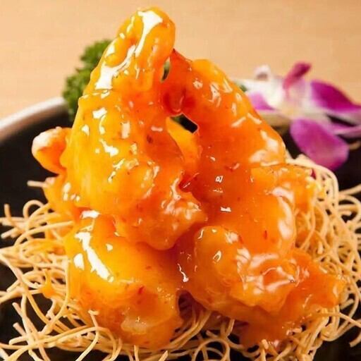 驚きの弾力と鮮度！大粒の海老を特製エビチリソースで絡めた「エビチリ」