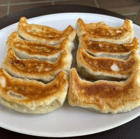 肉汁溢れる感動の体験！厚めの皮に包まれた旨味が弾ける、こだわり抜いた自家製の「餃子」