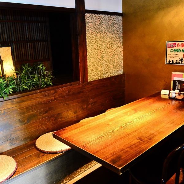 [Atmosphere ◎ Table seats] The interior of the store, where you can feel the harmony of woodgraining and orange lighting, is the perfect atmosphere for dates and girls' meetings ◎ There is a partition between the seats, so a private space You can enjoy your meal here☆ How about having a good time with our specialty yakitori and sashimi and delicious sake?