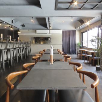 モダンで洗練された空間に並ぶテーブル席は、大切な方との食事はもちろん、カジュアルな飲み会や会社でのご宴会にも最適です 。広々とした空間で、グループでのご利用にもおすすめです◎