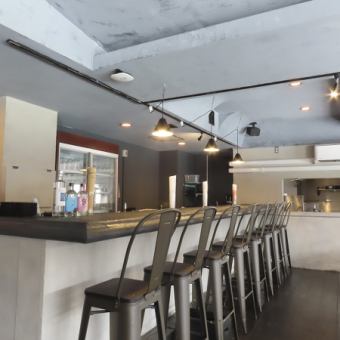 調理風景を間近に感じられるカウンター席は、ライブ感あふれる特等席です。シェフの繊細な技と共に、料理の香ばしい誘惑をご堪能いただけます。お仕事帰りや、お一人様でゆっくりと過ごしたい夜に最適です！