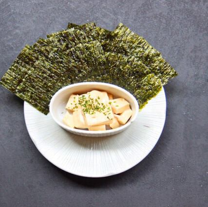 奶油乳酪用醬油醃製，用海苔包裹