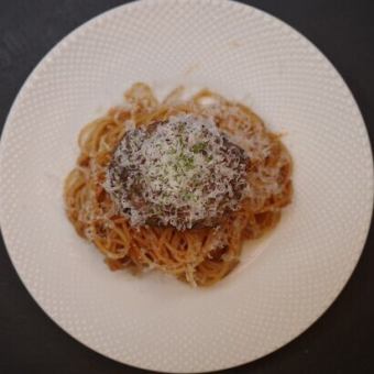 Luxurious Wagyu hamburger bolognese