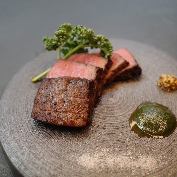 【ボリューム満点◎】塩のみのシンプルな味付けで肉の旨味を引き出す厳選和牛ステーキ！
