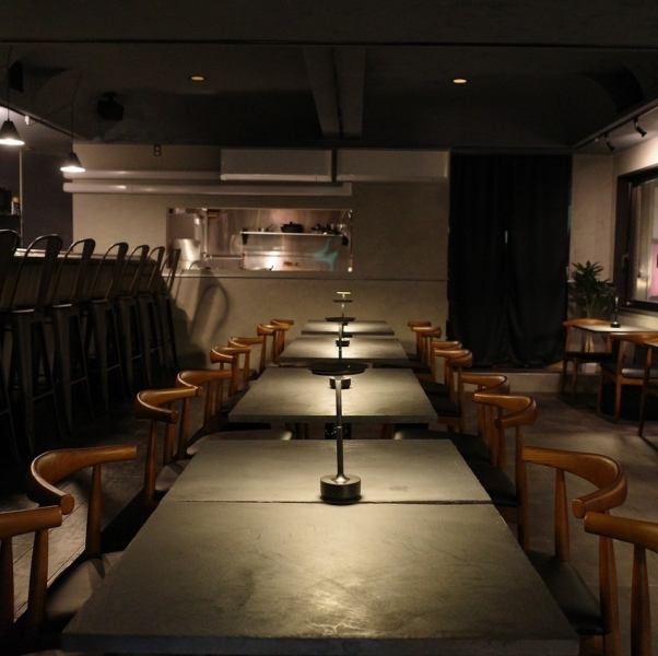 【気軽にカジュアルに楽しめるビストロ☆】テーブル席は落ち着いた雰囲気を醸し出し、無基調なインテリアが居心地の良さを引き立てます。席の間隔が広く設けられているため、気ままに会話を楽しみながら、リラックスした時間を過ごせるのが嬉しいポイントです。カジュアルでありながら、落ち着いた大人です♪