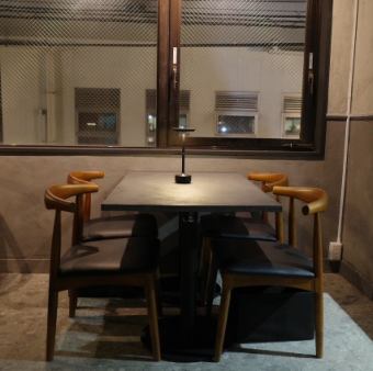 モダンで洗練された空間に並ぶテーブル席は、大切な方との食事はもちろん、カジュアルな飲み会や会社でのご宴会にも最適です 。広々とした空間で、グループでのご利用にもおすすめです◎