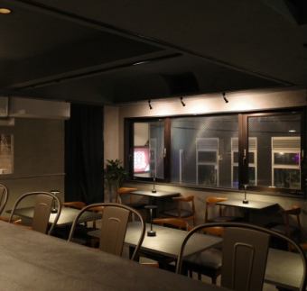 調理風景を間近に感じられるカウンター席は、ライブ感あふれる特等席です。シェフの繊細な技と共に、料理の香ばしい誘惑をご堪能いただけます。お仕事帰りや、お一人様でゆっくりと過ごしたい夜に最適です！