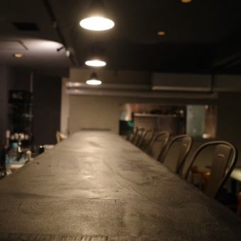 奥行きのある空間が広がるカウンター席からは、洗練された店内の全景が見渡せます。ゆったりとした座り心地で、至福の美食体験を心ゆくまでお楽しみください。特別な夜を演出するのにぴったりです♪