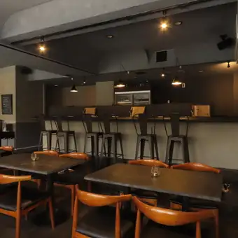窓辺に配されたテーブル席は、柔らかな照明が心地よい空間を演出します。親しい方との語らいや、大切な方とのデートに最適な、心安らぐプライベート空間です。落ち着いた雰囲気の中、ゆっくりと美食の夜をお過ごしいただけます！