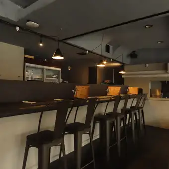 奥行きのある空間が広がるカウンター席からは、洗練された店内の全景が見渡せます。ゆったりとした座り心地で、至福の美食体験を心ゆくまでお楽しみください。特別な夜を演出するのにぴったりです♪