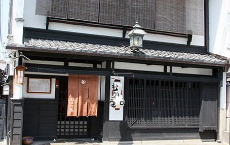 新町通に面したお店正面。中に入ると京町家特有のうなぎの寝床と呼ばれる間口が狭く奥行きが長い空間。