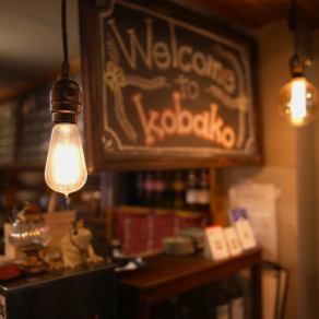 緑に囲まれた癒し空間で、ゆったりお食事を…。店内には観葉植物や多肉植物などのインテリアや、テーブルセッティングにもグリーンが散りばめられ、居心地の良い癒しの空間を演出しています。大人の隠れ家の様な、ちょっとした秘密基地の様な、おこもり感のある店内で、本格イタリアンや美味しいお酒をお楽しみください☆