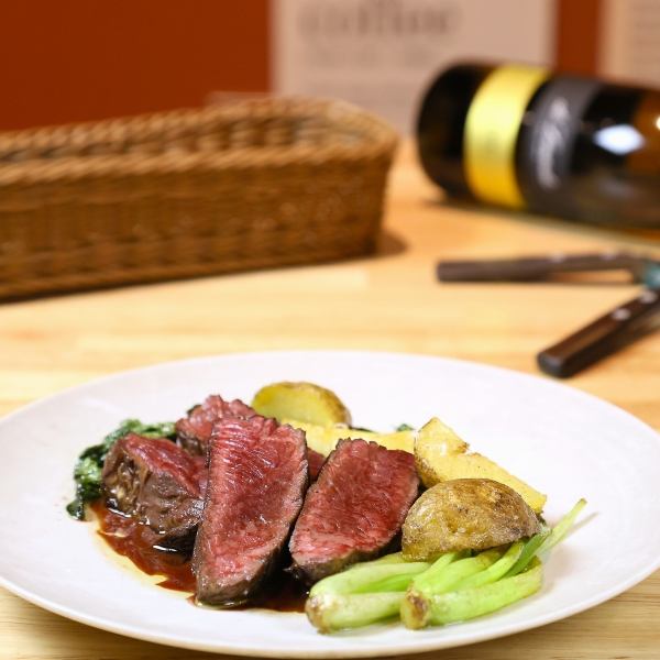 A platter of three kinds of meat to go with wine or cocktails.This is a popular product that we are proud of.Don't miss this opportunity!
