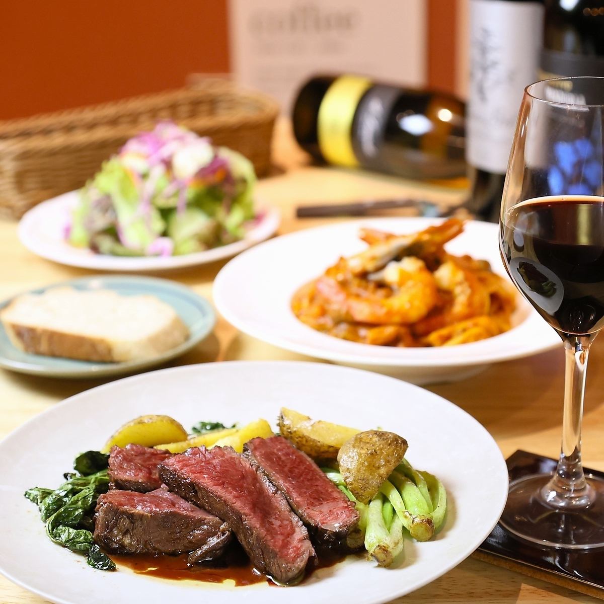 Stylish Italian restaurant with great atmosphere and 200 types of all-you-can-drink wine and cocktails.