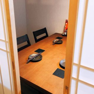 Private room This is the only private room with table seats in Izakaya Fujino.This private room can accommodate up to 2 to 4 people! Since it is a complete private room until the day, you can spend your time relaxing without worrying about the surroundings ◎ Seats are often filled so please be sure to visit us when you come to the store Please make a reservation♪