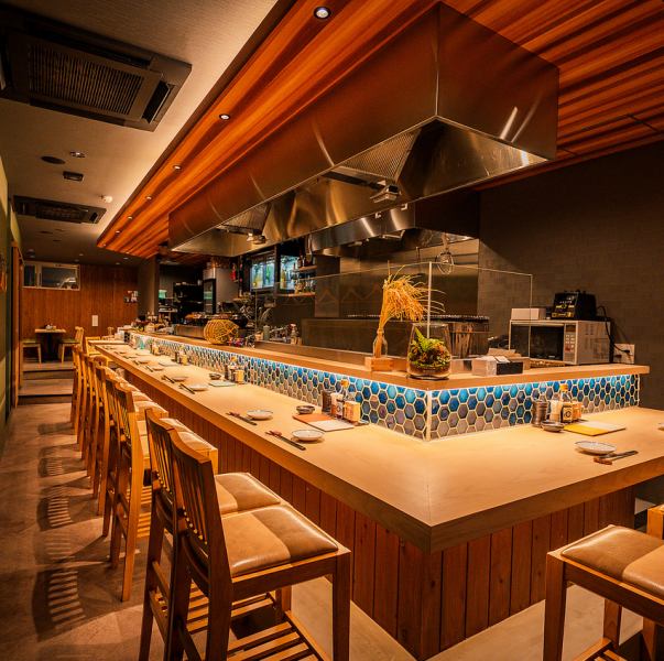 The counter seats, which allow you to enjoy the food close to the kitchen, are full of a lively atmosphere. They are perfect for gatherings with friends or couples on a date.Of course, solo diners are also welcome!
