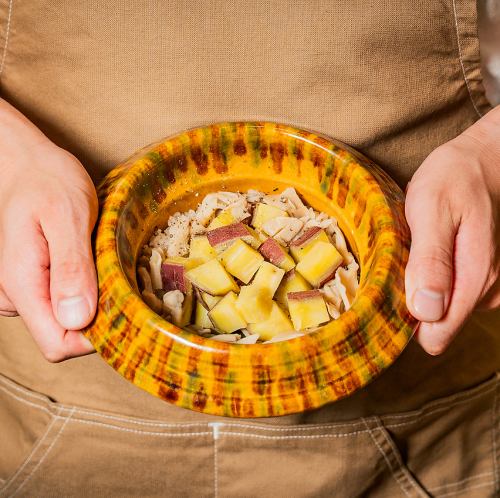 盛有当季食材的陶罐