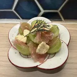 卡普雷塞沙拉配时令水果
