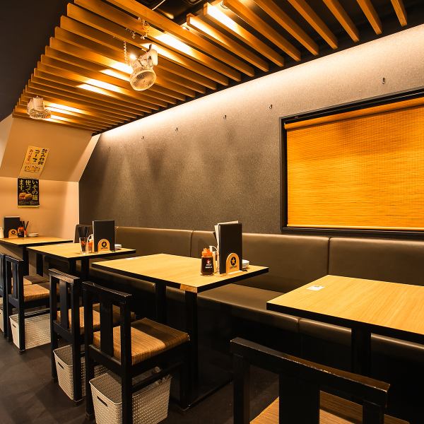 中規模のグループでも快適に過ごせるテーブル席は、落ち着いたデザインのベンチシートを完備。壁際のベンチ席はゆったり座れるため、家族連れや友人同士の食事、会社の同僚との飲み会にもぴったりです。シンプルながらも温かみのあるインテリアが心地よく、どんなシーンでも馴染む空間になっています。