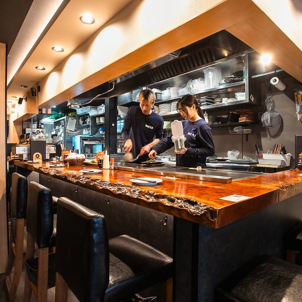 鉄板焼きのライブ感を楽しめるカウンター席は、職人が目の前で調理する迫力を間近で体験できる特等席。ジュージューと焼ける音や立ち上る香ばしい香りに包まれながら、出来たての料理を堪能できます。お一人様でも気軽に利用しやすく、仕事帰りの一杯やサクッと食事をしたいときにも最適。五感を刺激する食体験ができます。
