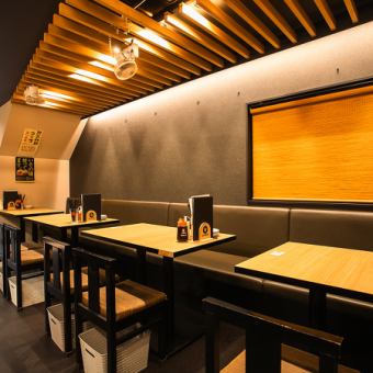 壁際のベンチシートがあるテーブル席は、3～4名での利用に最適。落ち着いた雰囲気で、家族や友人との食事にぴったり。