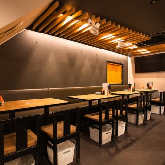 広々としたテーブル席は、中規模なグループでも快適。仲間と囲んでお好み焼きや鉄板焼きを楽しめる空間です。